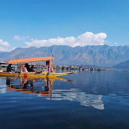 Umbrella Group Of House Boat Otel Srīnagar Dış mekan fotoğraf