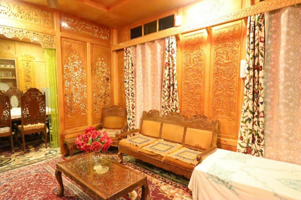 Umbrella Group Of House Boat Otel Srīnagar Dış mekan fotoğraf