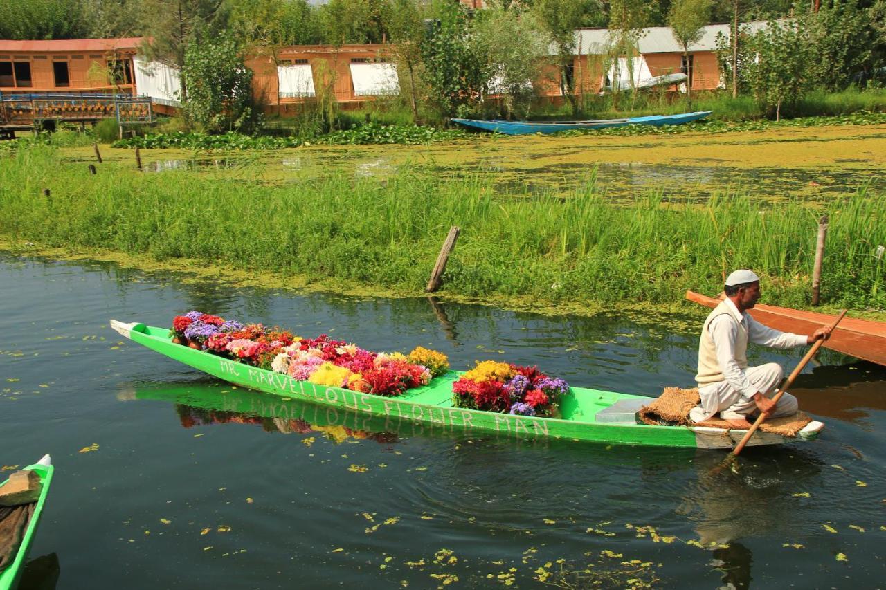 Umbrella Group Of House Boat Otel Srīnagar Dış mekan fotoğraf