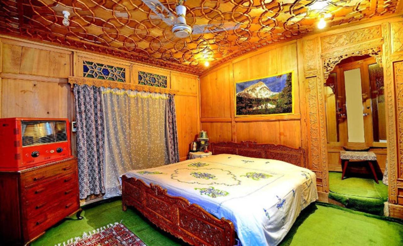 Umbrella Group Of House Boat Otel Srīnagar Dış mekan fotoğraf